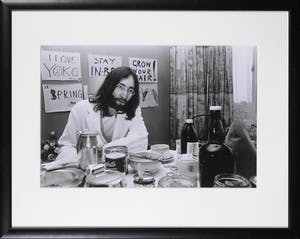 Nico Koster - Foto van John Lennon in het Hilton hotel - Ingelijst kopen? Bied vanaf 250!