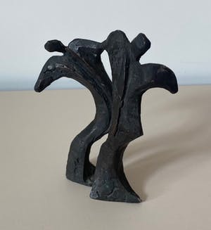 Niet of onleesbaar gesigneerd - Verbronsd abstract beeld van twee dansende of feestende figuren kopen? Bied vanaf 1!