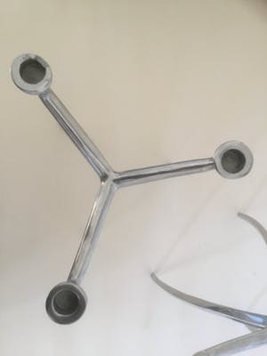 Niet of onleesbaar gesigneerd - Twee aluminium kandelaars kopen? Bied vanaf 10!