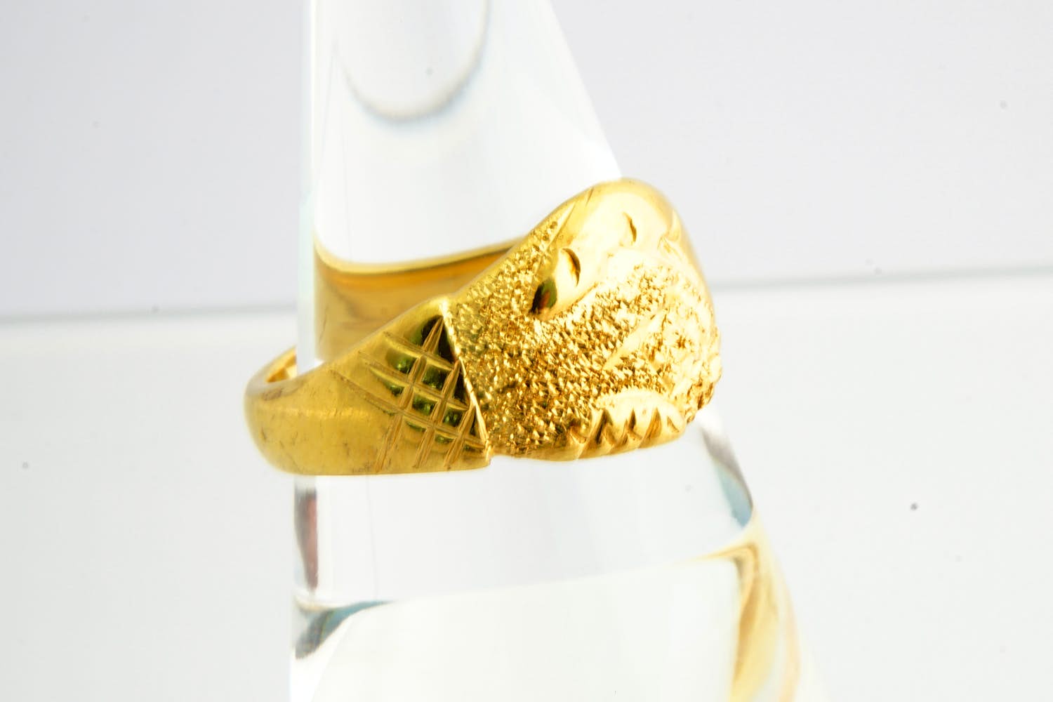 139- Massief zo goed als nieuwe 18 krt geel gouden Surinaamse vriendschaps-ring kopen? Bied vanaf 310!