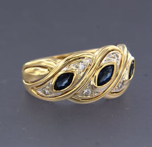 Bicolor gouden ring bezet met saffier en briljant geslepen diamanten kopen? Bied vanaf 240!