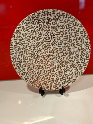 Keith Haring - Handgeschilderd porseleinen verzamelbord wit/goud (Limited Edition) kopen? Bied vanaf 150!