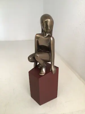 Janneke Ros - Beeld “ SCHOONHEID “. Gesigneerd kopen? Bied vanaf 1!
