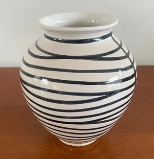 Niet of onleesbaar gesigneerd - Vintage kunstaardewerken vaas met zwart wit decor kopen? Bied vanaf 1!