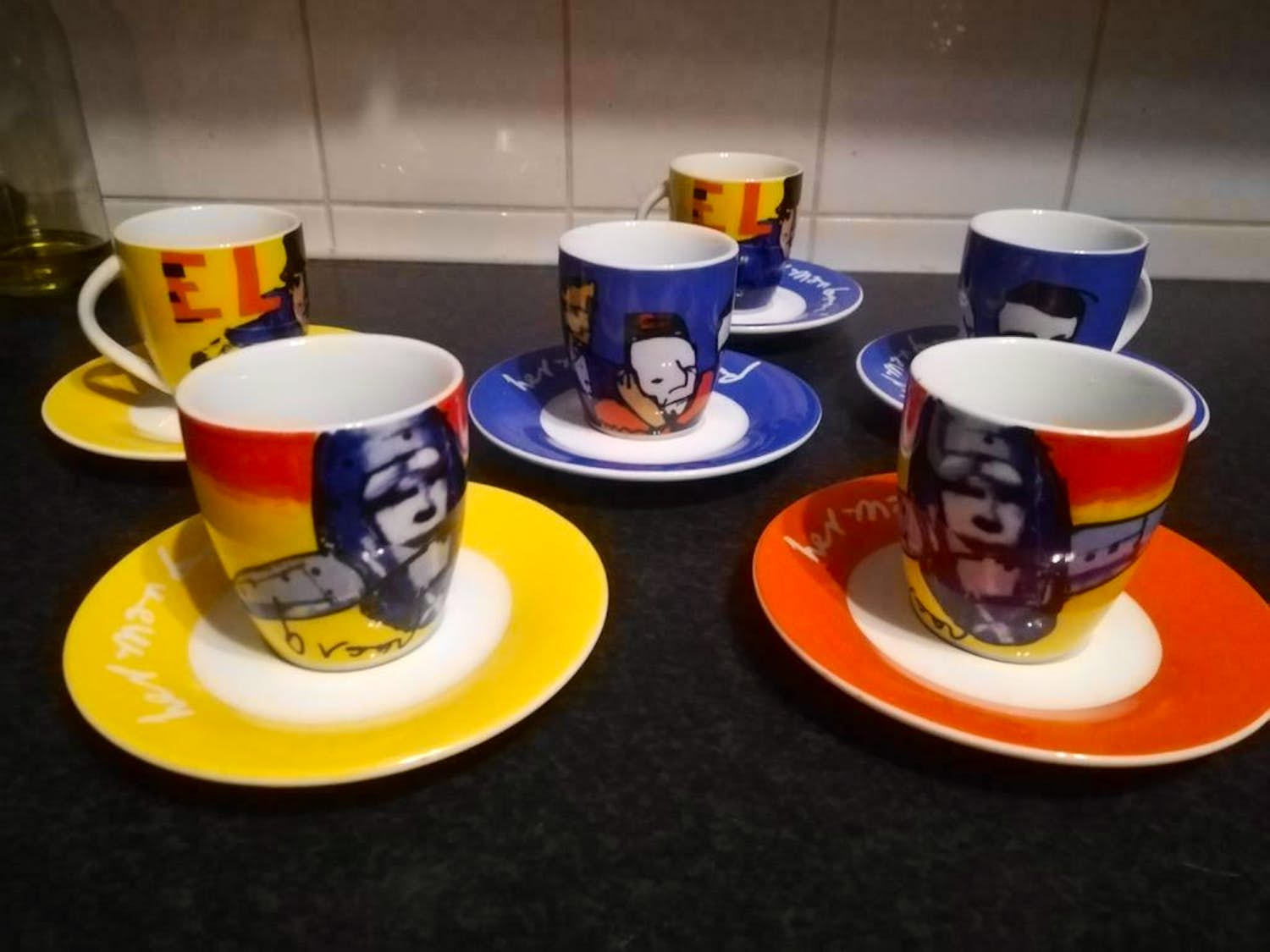 Herman Brood - 6 kop en schotels + 1 zakdoek met afbeeldingen van Herman kopen? Bied vanaf 50!