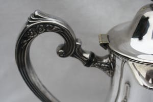 Niet of onleesbaar gesigneerd - Stijlvolle Oneida USA Silver Plate Koffie/Theeset Verzilverd (20e eeuw) kopen? Bied vanaf 1!