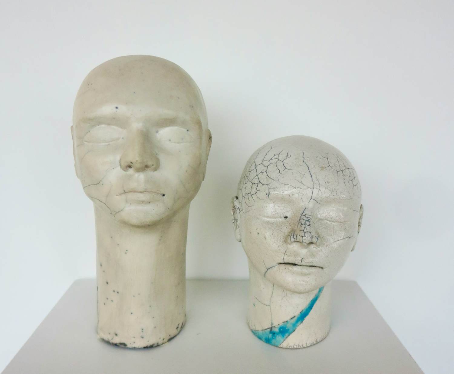 Ida De Roy - Set van twee sculpturen van keramiek, Hoofden kopen? Bied vanaf 250!