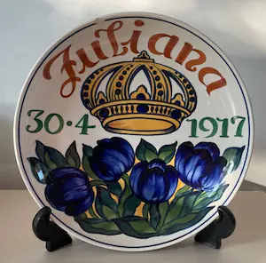 Royal Copenhagen - Aluminia Faience - Drie borden geboorte Kon. Juliana 1917,1918 en 1920 kopen? Bied vanaf 1!