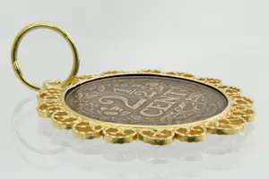 67 - Gedeeltelijk 18 karaat geel gouden munt hanger (met koperen 2.5 cent munt) kopen? Bied vanaf 125!