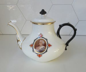 Niet of onleesbaar gesigneerd - Vieux Paris - Antieke 19e eeuwse porseleinen theepot - Directoire stijl kopen? Bied vanaf 1!