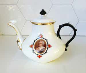 Niet of onleesbaar gesigneerd - Vieux Paris - Antieke 19e eeuwse porseleinen theepot - Directoire stijl verkocht voor € 1!