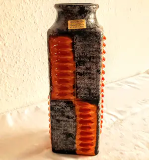 Carstens Tonnieshof - Keramik Vase Relief-Rippendekor Orange/braun 60er/70er Jahre kopen? Bied vanaf 70!