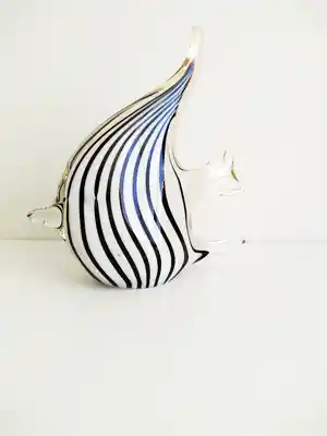 Niet of onleesbaar gesigneerd - zware maanvis in glas, zwart/wit verkocht voor € 1!