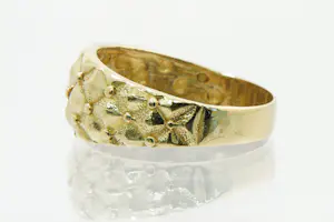 23 - Mooi bewerkte 18 Krt geel gouden dames ring met ruitmotieven kopen? Bied vanaf 240!