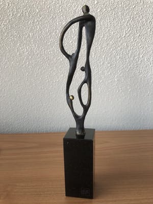 Corry Ammerlaan - Prachtig slank beeldje "TOEKOMST DOOR SAMENWERKEN " kopen? Bied vanaf 35!