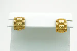 91 - Set geel-gouden 18 Krt oorstekers - oyster schakel kopen? Bied vanaf 130!