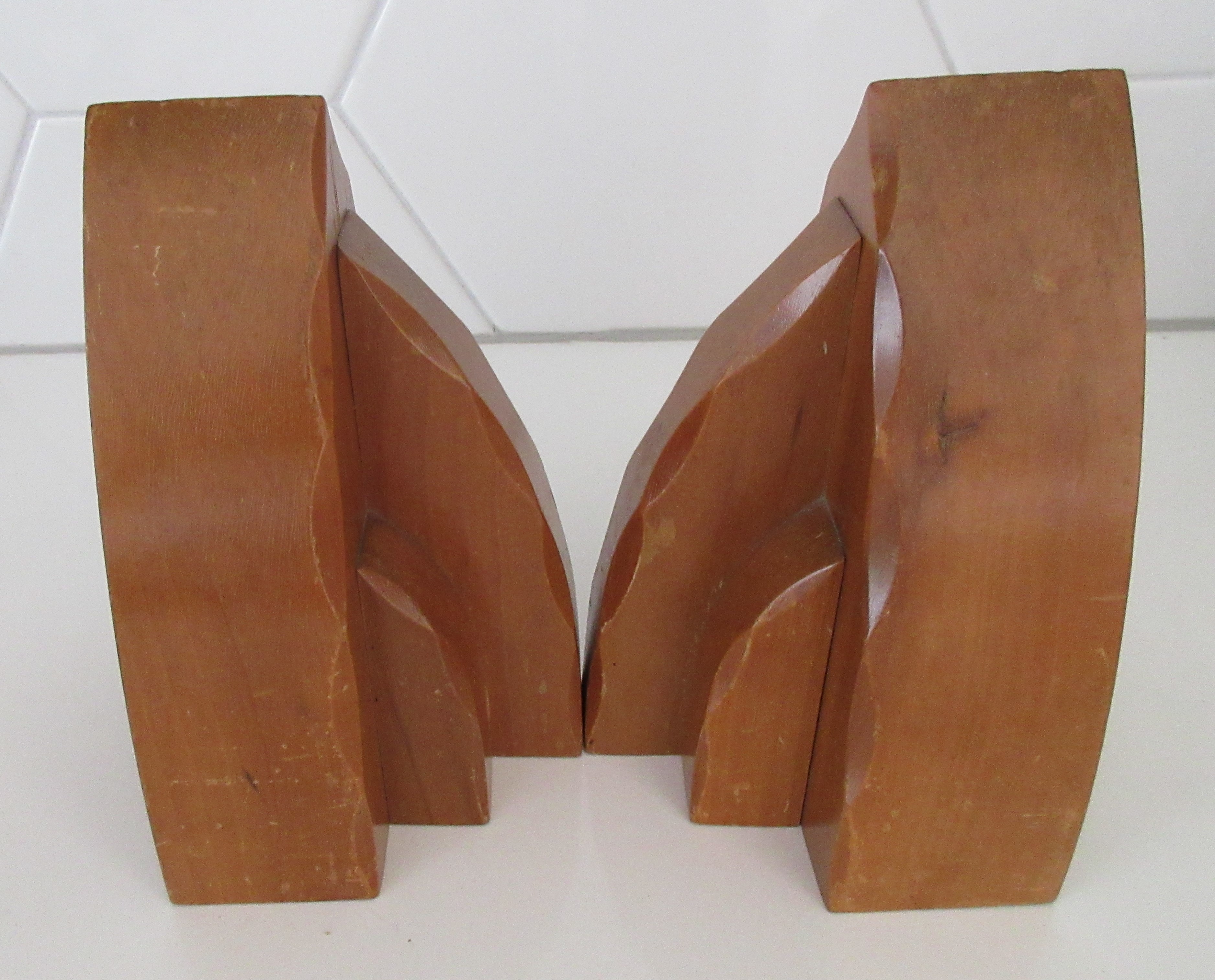Niet of onleesbaar gesigneerd - Twee art deco houten boekensteunen, Amsterdamse school  kopen? Bied vanaf 1!
