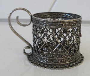 Niet of onleesbaar gesigneerd - Twee antieke filigraan zilveren glashouders - een met origineel glas - kopen? Bied vanaf 10!