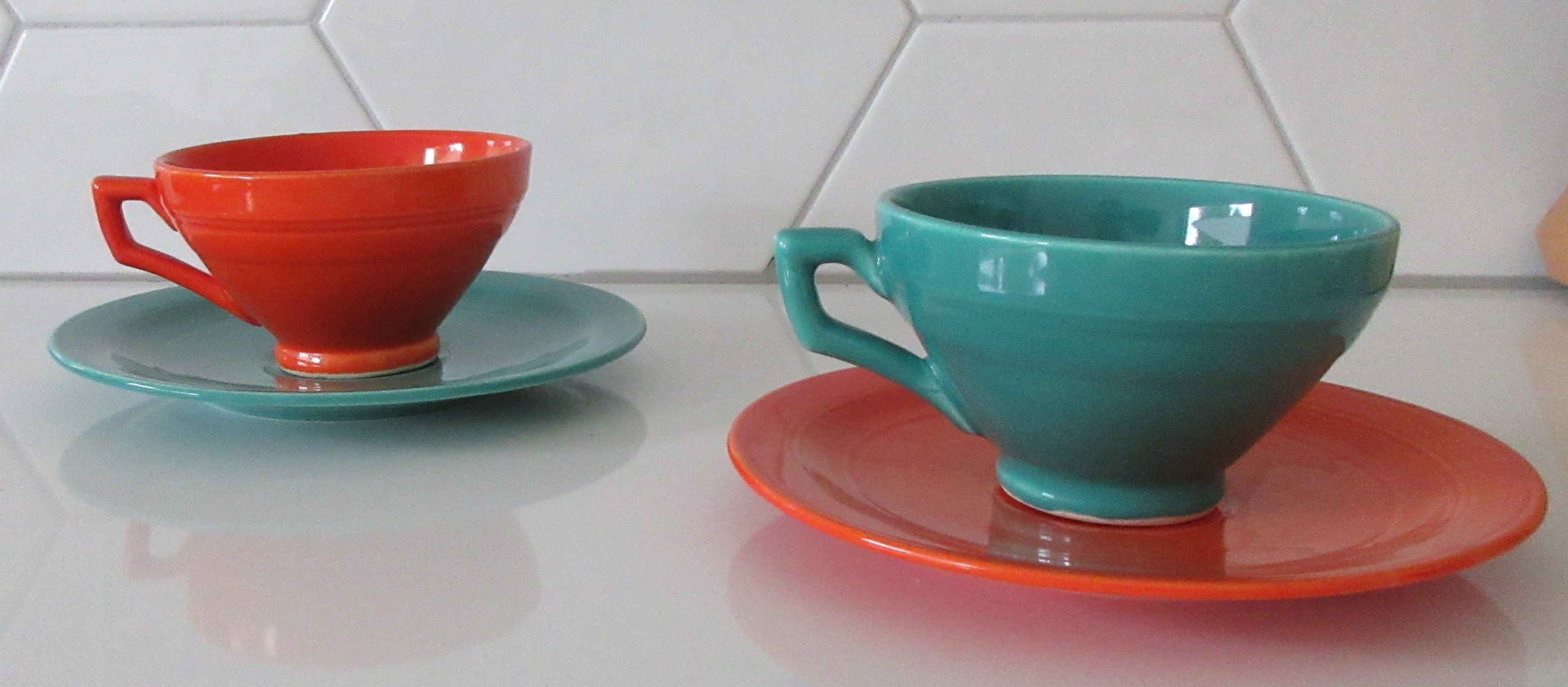 Niet of onleesbaar gesigneerd - Vernon Kilns Early California Green and Orange Demitasse Cup verkocht voor € 1!