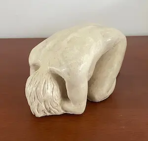 Niet of onleesbaar gesigneerd - Betongipsen beeld van een knielende vrouw - gesigneerd kopen? Bied vanaf 1!