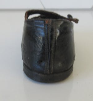 Curiosa - Twee antieke leren kinderschoenen voor een meisje kopen? Bied vanaf 1!