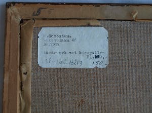 Niet of onleesbaar gesigneerd - Ingelijst, olieverf op board , stilleven “Aardewerk met bierpullen” kopen? Bied vanaf 1!