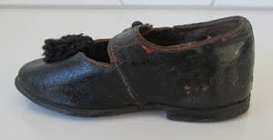 Curiosa - Twee antieke leren kinderschoenen voor een meisje kopen? Bied vanaf 1!