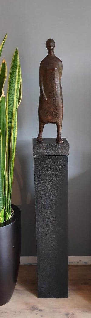 Robert Bosari - Bronzen beeld van staande dame kopen? Bied vanaf 1395!