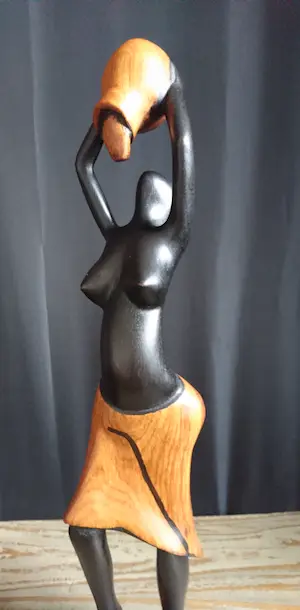 Niet of onleesbaar gesigneerd - Abstract houten beeld - Afrikaanse vrouw met kruik kopen? Bied vanaf 1!