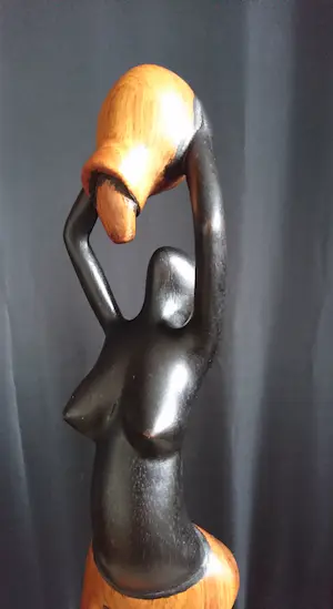 Niet of onleesbaar gesigneerd - Abstract houten beeld - Afrikaanse vrouw met kruik kopen? Bied vanaf 1!