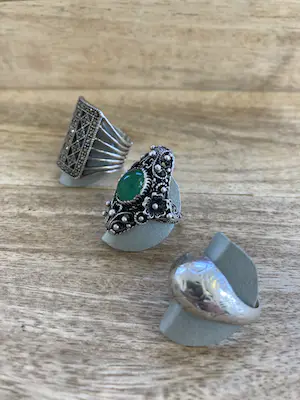Een Lotje van drie zilveren ringen met kleursteen kopen? Bied vanaf 22!