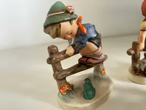 Porzellanfabrik W. Goebel - DRIE OP EEN HEK< prachtige oude hummels nrs. 111,112 en 201 - TMK4 kopen? Bied vanaf 98!