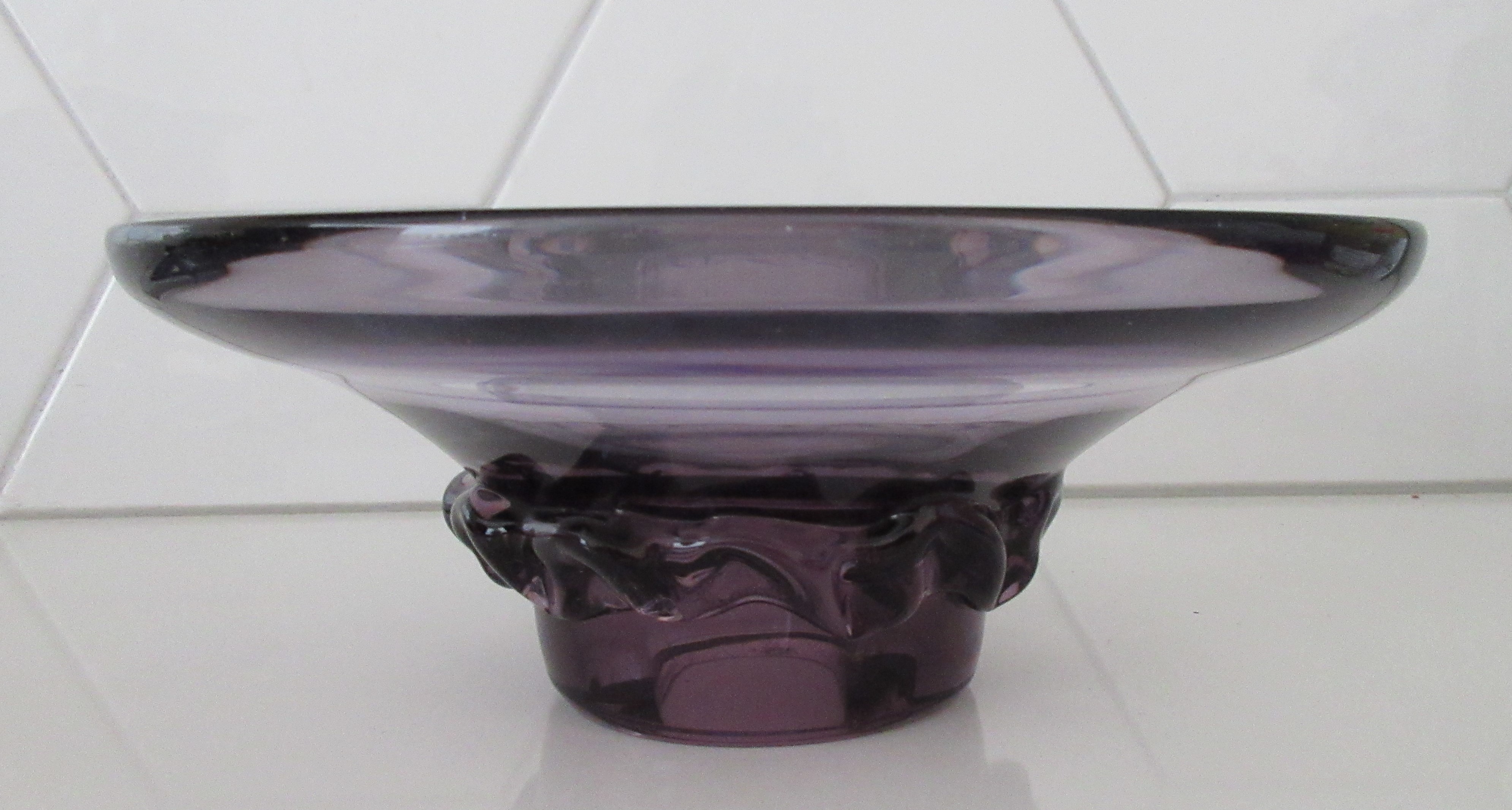 Niet of onleesbaar gesigneerd - Paarse art deco kristallen schaal met applicatie en ronde voet verkocht voor € 1!