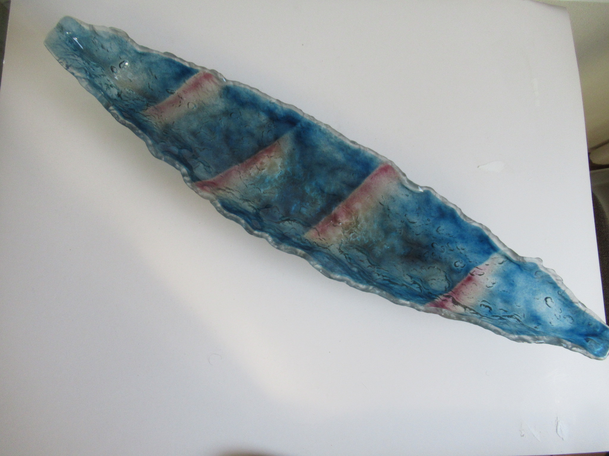 Niet of onleesbaar gesigneerd - Tweekleuren glazen bootschaal verkocht voor € 1!