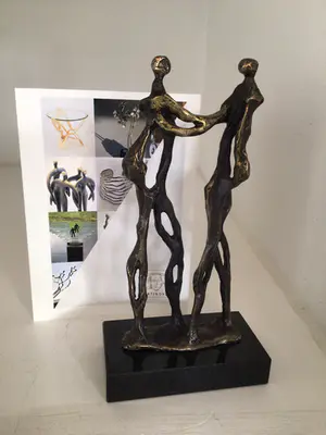 Buy Corry Ammerlaan - Sculptuur “ EEN HANDDRUK VAN GOUD “. Gesigneerd? Bid from 1!