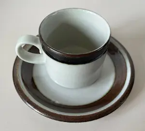 Arabia - Twee kop- en schotels servies Karelia - ontwerp Anja Jaatinen-Winquist kopen? Bied vanaf 25!
