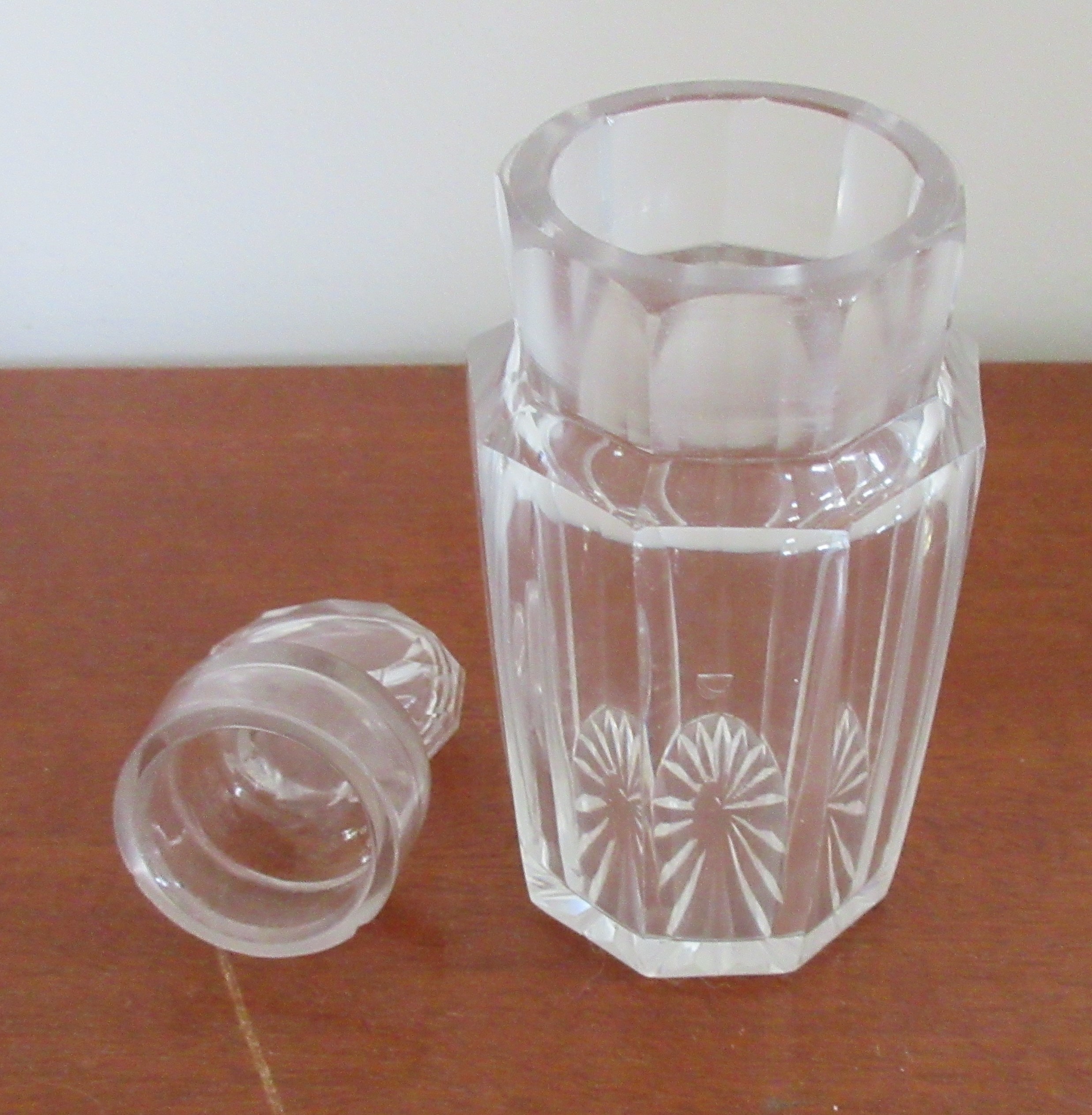 Niet of onleesbaar gesigneerd - Twee antieke 19e eeuwse geslepen kristallen azijn karafjes kopen? Bied vanaf 1!