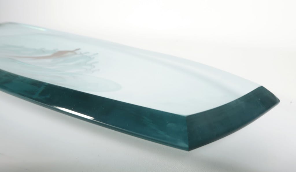 Corry Ammerlaan - Glazen schaal met twee metalen sculpturen in houten bewaarbox kopen? Bied vanaf 1!