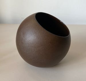 Cor Unum - Space Age bruine aardewerken kogelasbak en twee kandelaren ontwerp Theo Potmeer kopen? Bied vanaf 1!