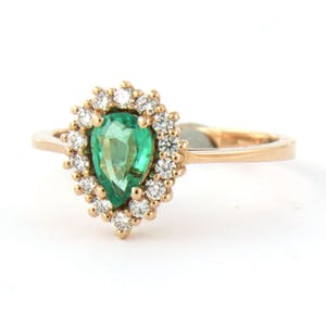 18k gouden ring bezet met smaragd en briljant geslepen diamant tot. 0.26ct kopen? Bied vanaf 500!