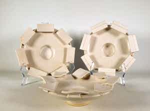 Carla van Ouwenaller - Aardewerk, Lot van drie wit geglazuurde schalen verkocht voor € 35!