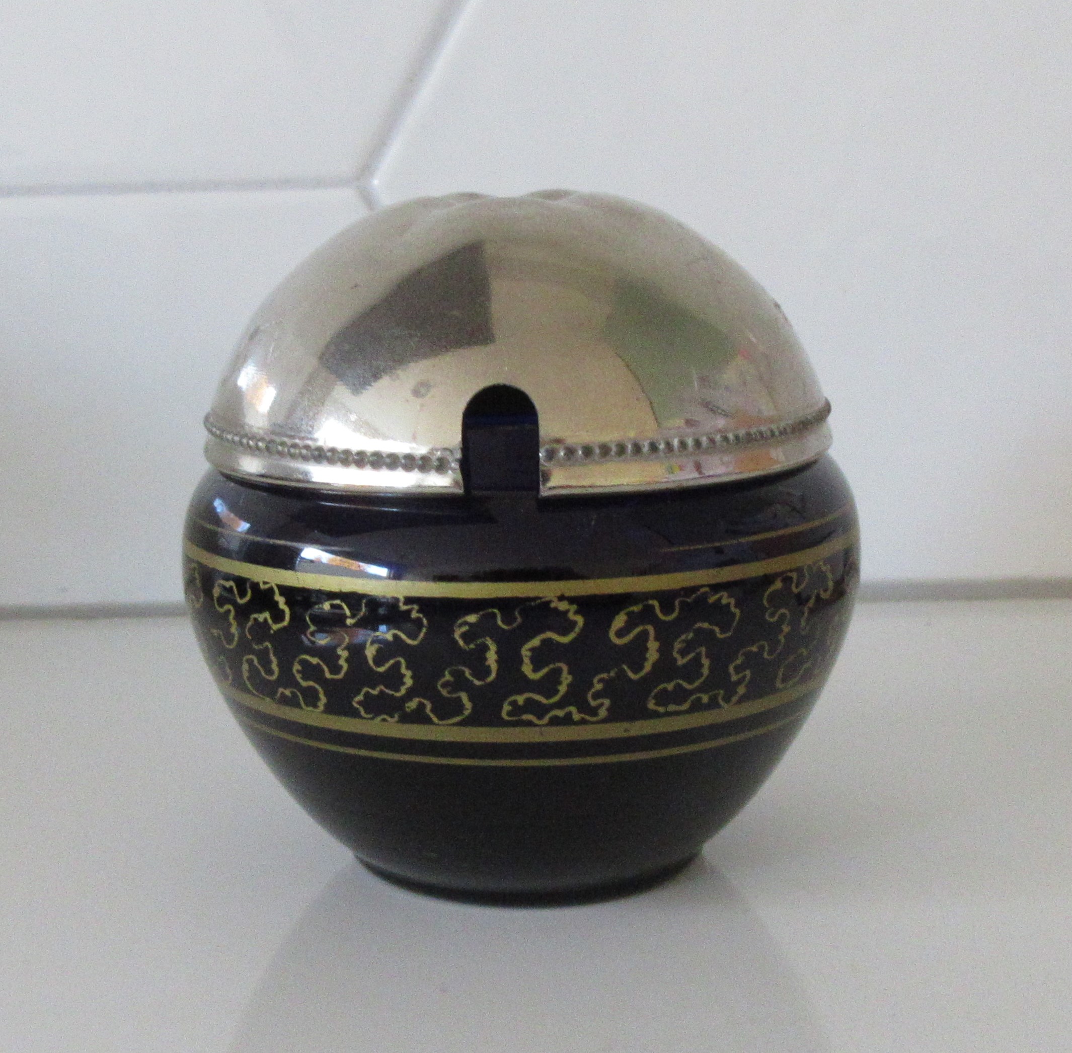 Niet of onleesbaar gesigneerd - Art deco blauw glazen verguld suikerpotje met metalen deksel verkocht voor € 1!