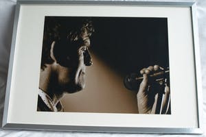 Niet of onleesbaar gesigneerd - Foto Huub van der Lubbe, zanger van De Dijk - ingelijst kopen? Bied vanaf 1!