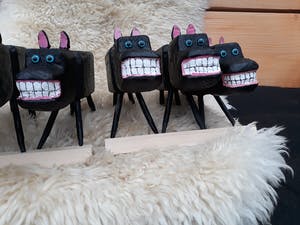 Peter Bastiaanssen - Houten honden kopen? Bied vanaf 120!