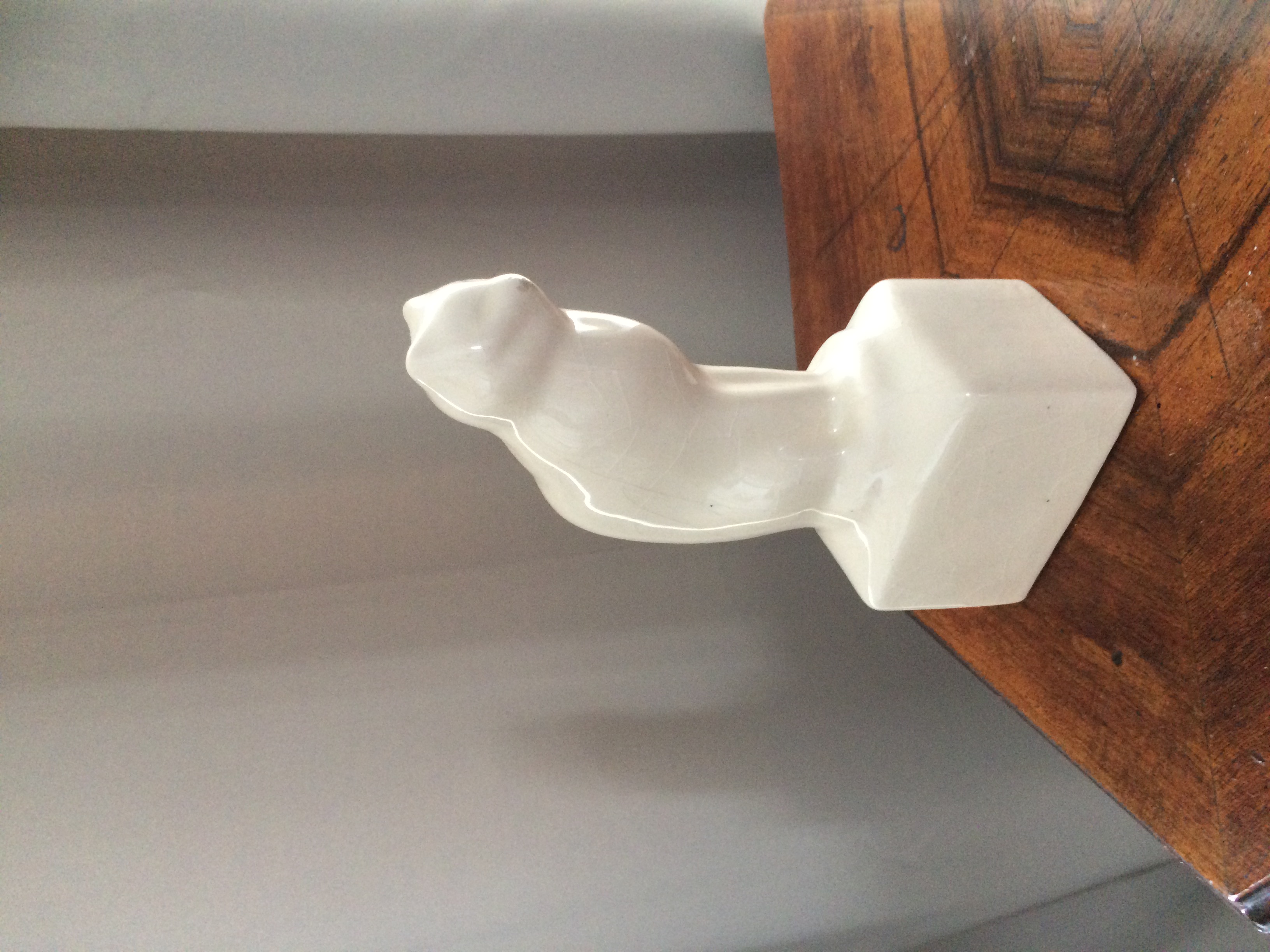 Niet of onleesbaar gesigneerd - Gekroonde poes verkocht voor € 1!