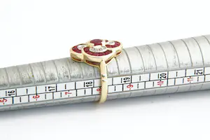 35 - Opvallende 18 Krt goud en diamanten Fantasie ring - 19 gefacett. robijnen kopen? Bied vanaf 330!