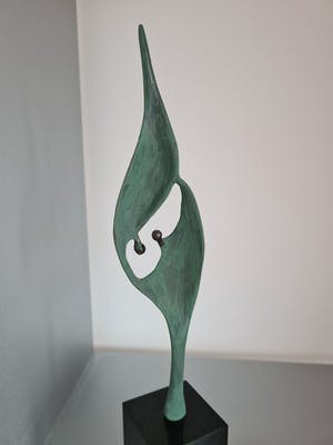 Corry Ammerlaan - Artihove Beeld " Elkaar op handen dragen " Groot formaat! kopen? Bied vanaf 75!