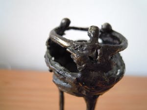 Corry Ammerlaan - Beeldje op hoge sokkel met 3 figuren die elkaar vast houden. kopen? Bied vanaf 15!