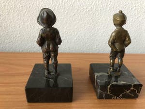 Julius Schmidt- Felling - afgeprijsd : twee beeldjes van kwajongens , op marmeren sokkel kopen? Bied vanaf 49!