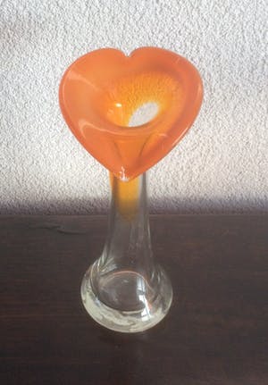 Niet of onleesbaar gesigneerd - DRIE APARTE ORANJE GLAZEN VAZEN kopen? Bied vanaf 1!
